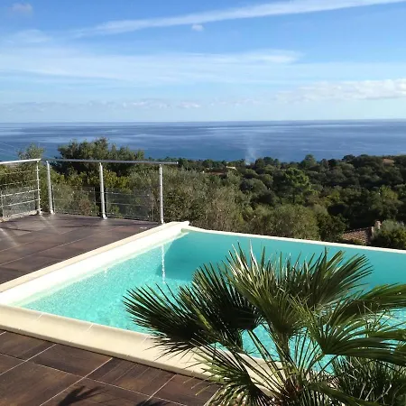 Avec Vue Et Piscine A Debordement ヴィラ