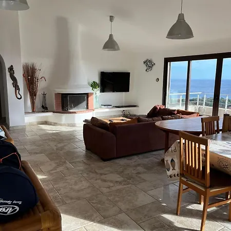 Avec Vue Et Piscine à Débordement Villa *