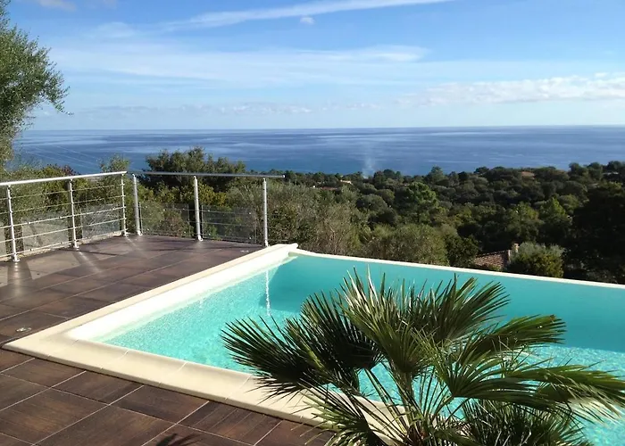 Avec Vue Et Piscine A Debordement Villa