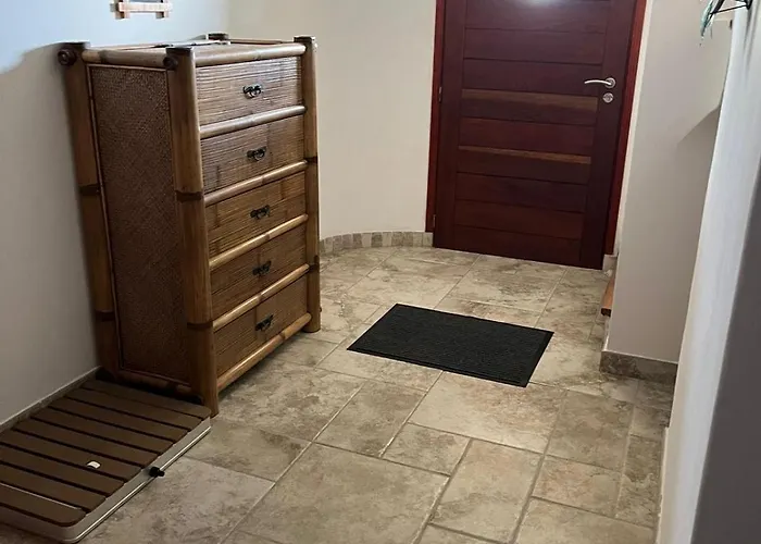 Villa Avec Vue Et Piscine A Debordement *